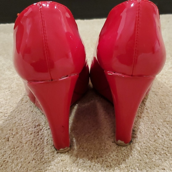 MERUMOTE Red Patent Wedges - Picture 6 of 6